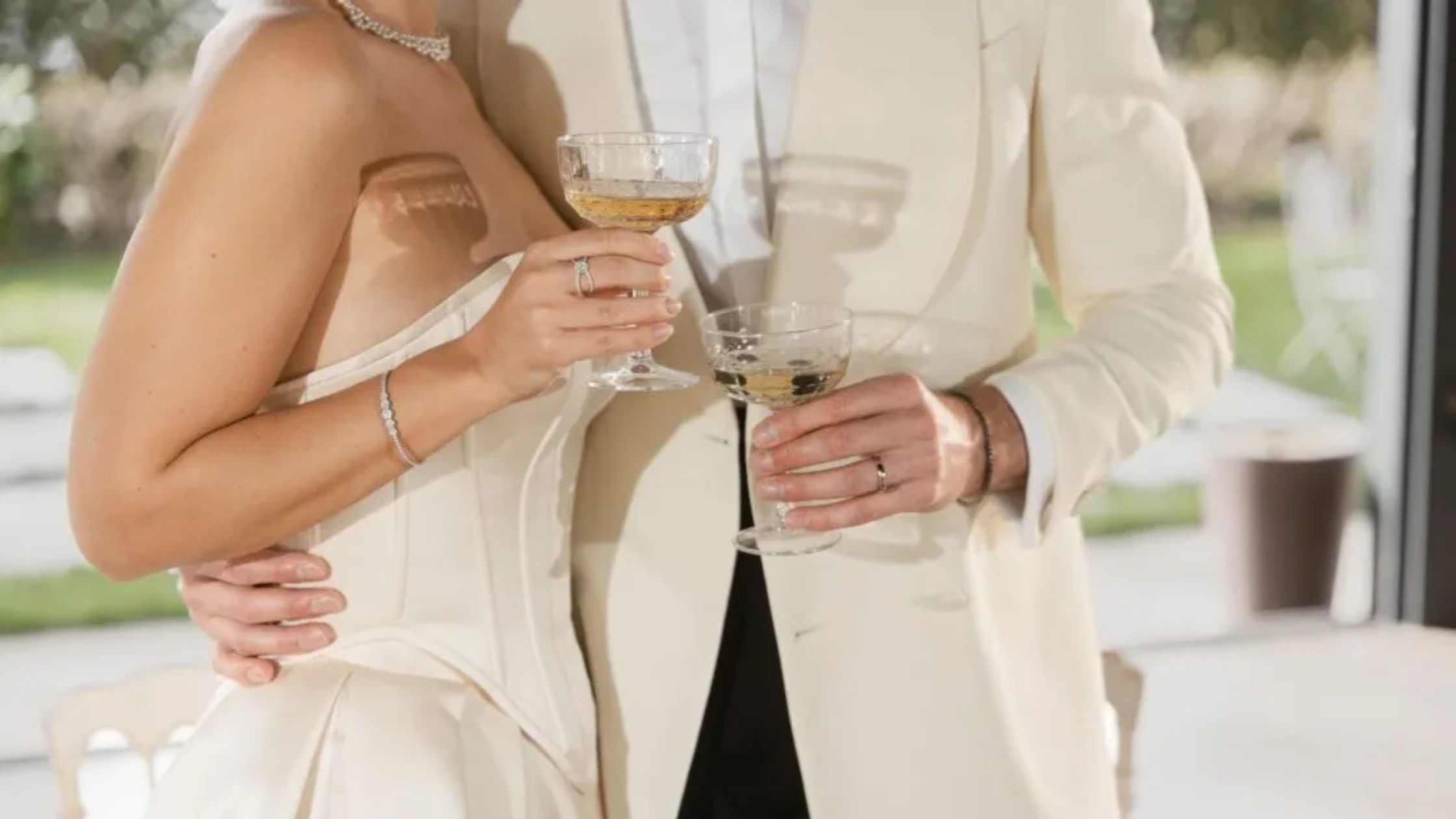 A professional photographer directing a wedding couple during a photo session at Lake Garda, Italy. This guide by Bild-Hochzeit explains the full service expectations for a luxury destination wedding in locations like Malcesine and Sirmione.